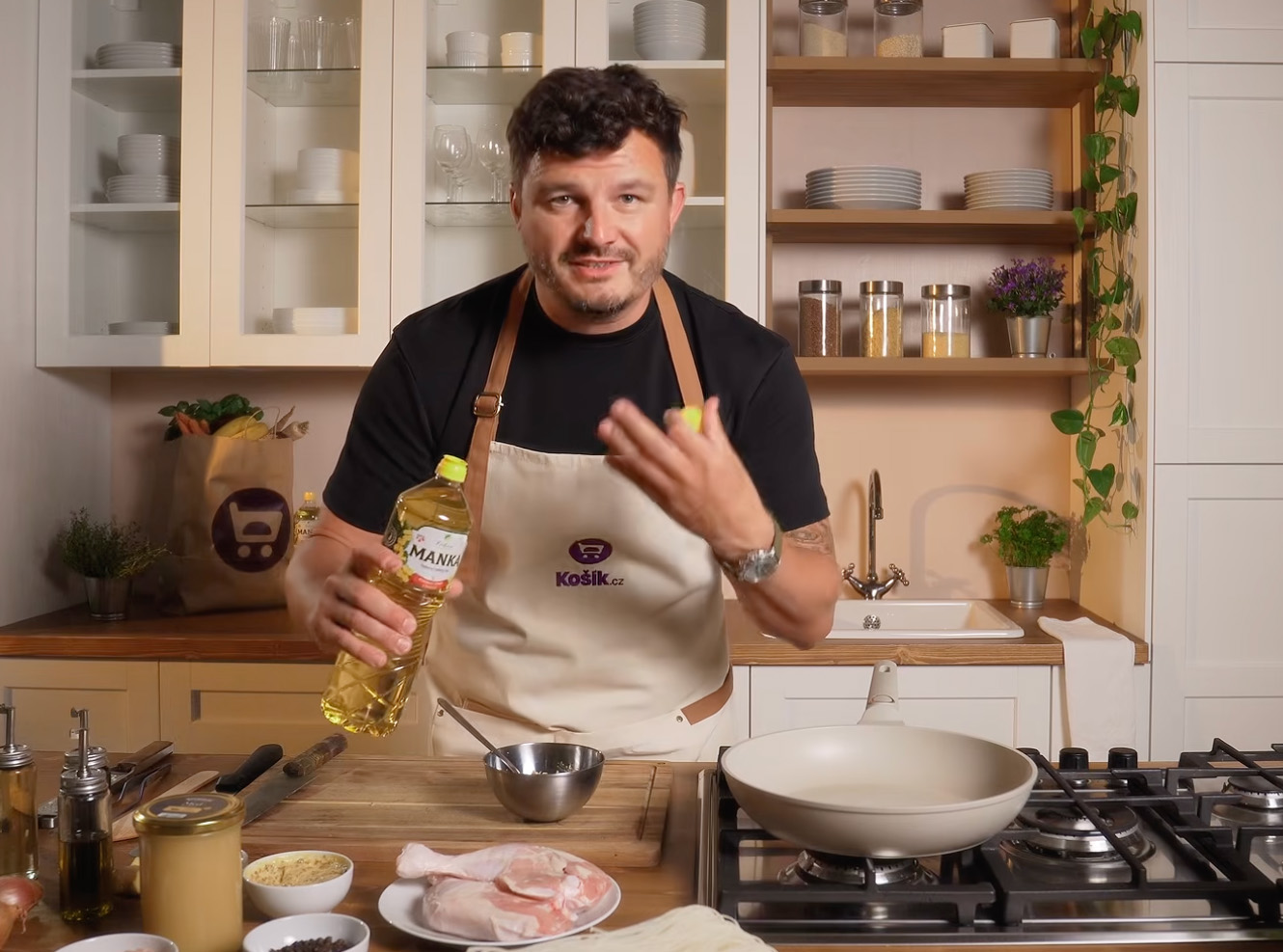 Farmářská kuřecí stehna s rýžovými nudlemi podle Romana Staši