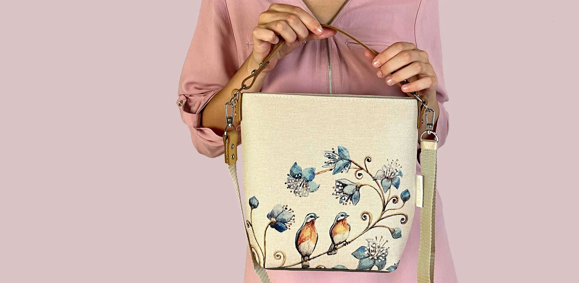 Kabelka s motívom vtáčikov a modrých kvetov
