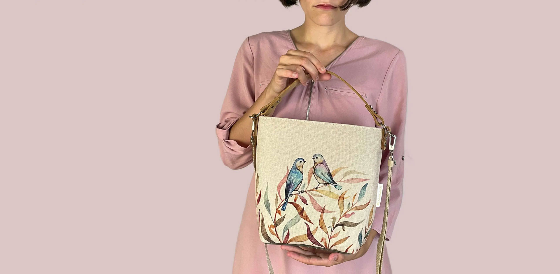 Kabelka s motívom vtáčikov a farebných listov