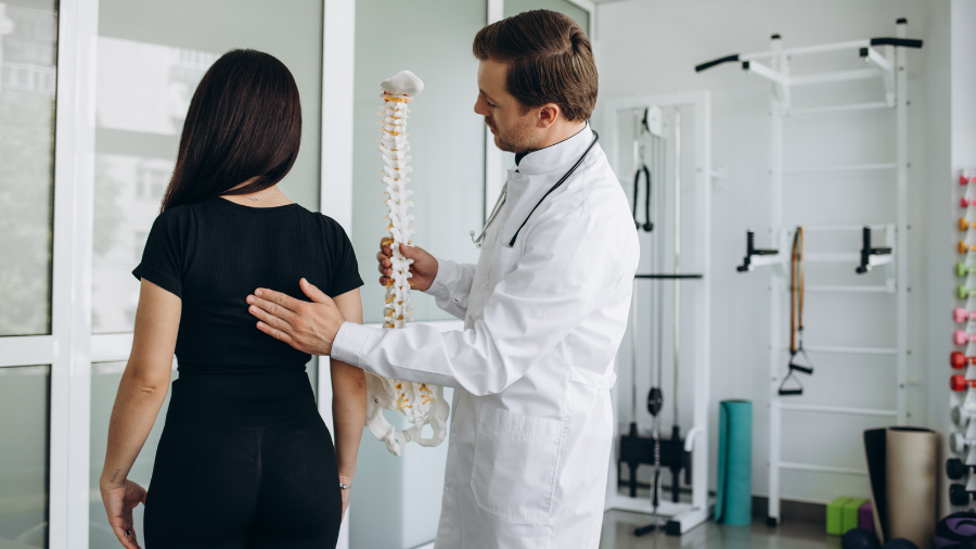 (VIDEO) Deformita páteře, skolióza a Scheuermannova choroba: Klíčem k prevenci je včasné odhalení – reportáž s Tadeášem Řáhou