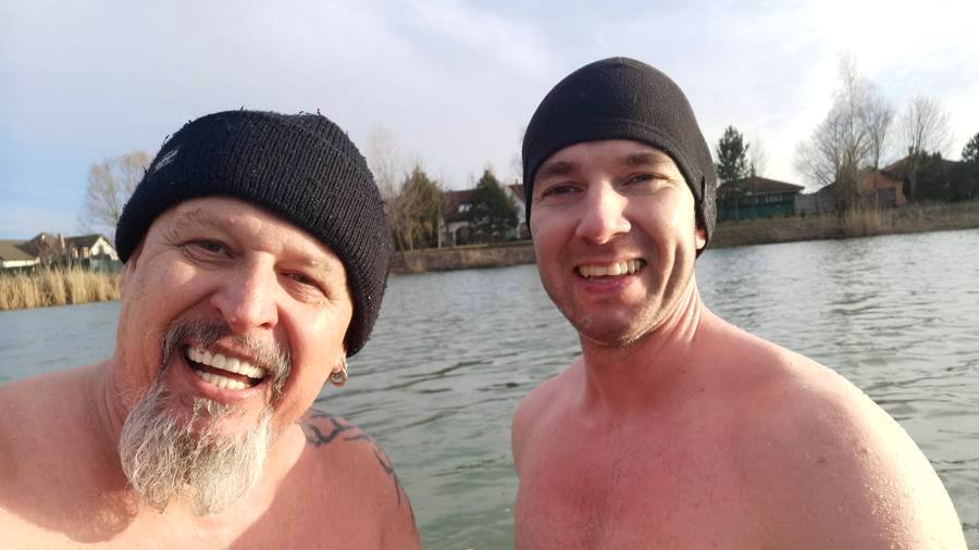 Így húzta be a jegesmedve a masszőrt a hideg vízbe