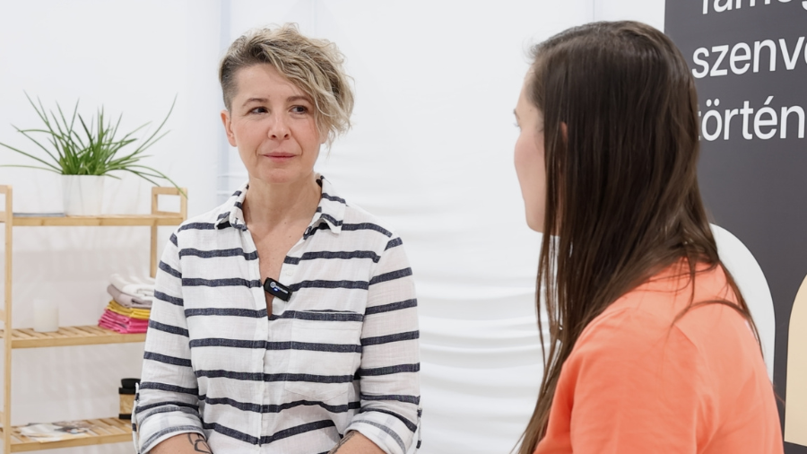 (VIDEÓ) „Egységet alkotni önmagaddal” – Sólyom Enikővel beszélgettünk a 2025-ös Masszázs és Testtudat Konferencián