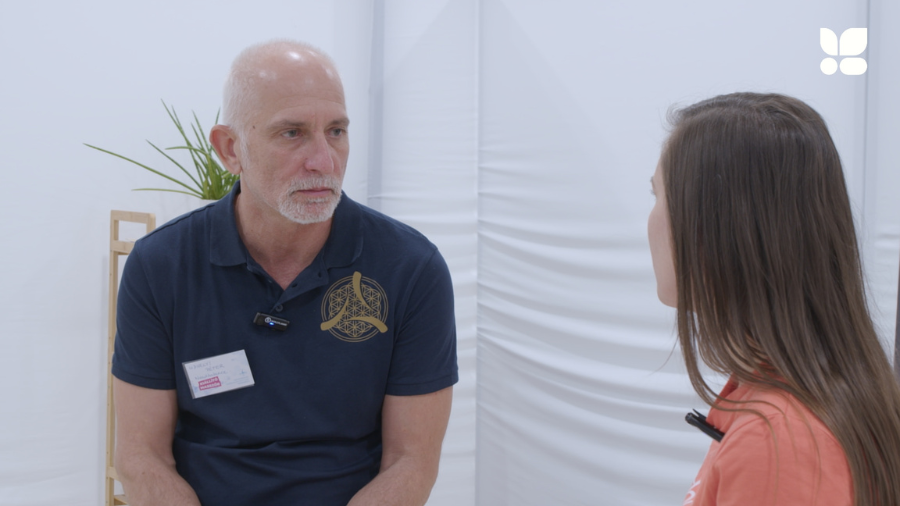 (VIDEÓ) Testtartás-fejlesztés és testolvasás – beszélgetés Ujhelyi Péterrel a Magyarországi Masszázs és Testtudat Konferencián