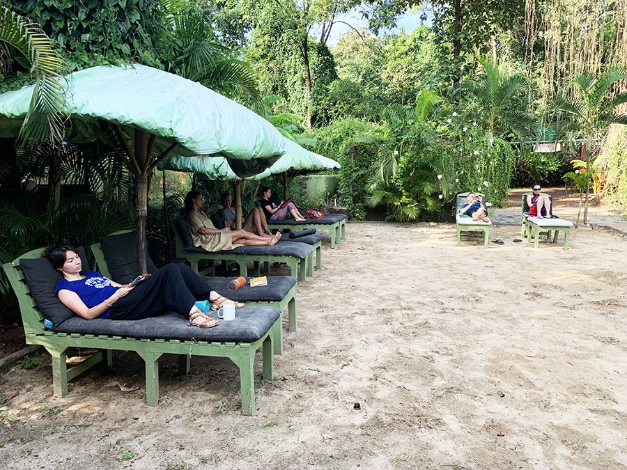 Délutáni pihenő a fake beach-en, feltöltődés vízszintben frissen facsart gyümölcsleveleket vagy jeges lassi-t szürcsölve