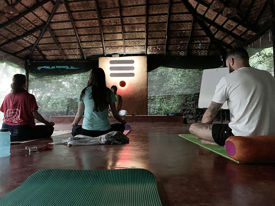 A gazdag napirend hajnal hatkor napkelte előtt kezdődött meditációval