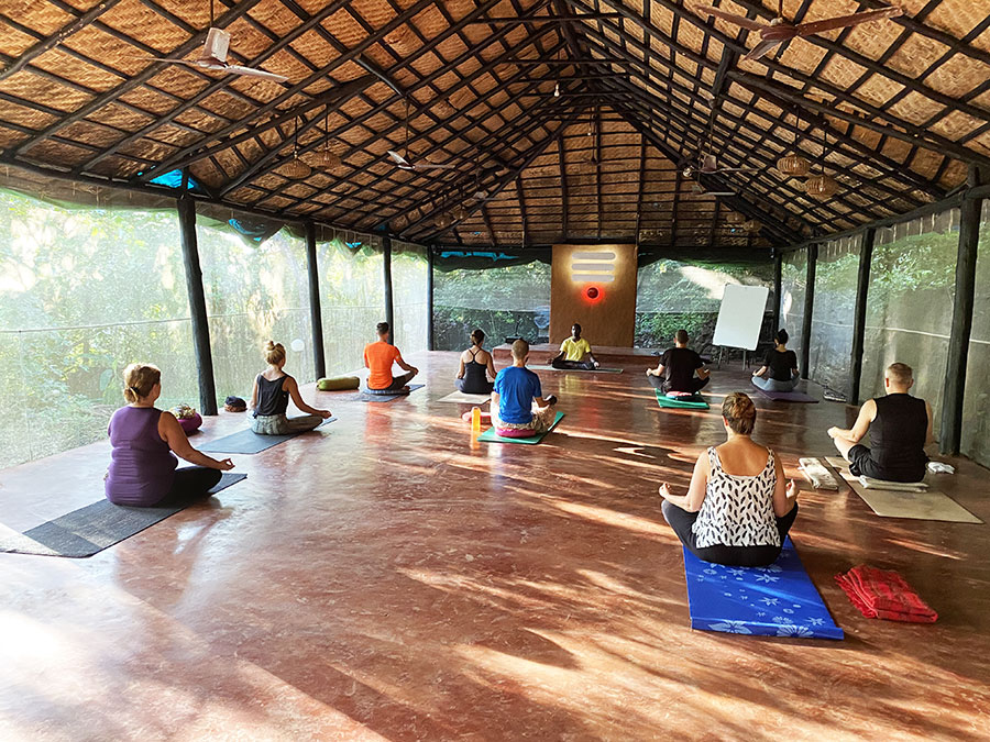 Az oktatók mind indiaiak voltak, az Indiában legszigorúbb Bihar School of Yoga növendékei