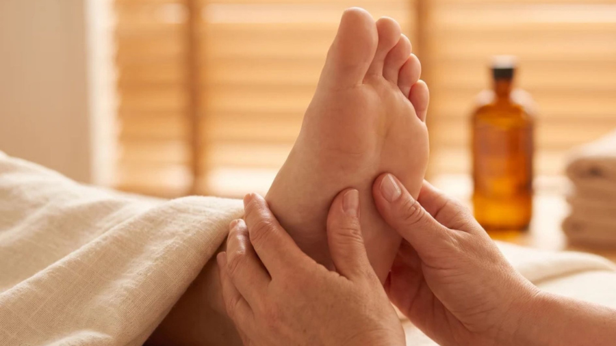 Masajul picioarelor și reflexoterapia: Ghidul începătorului