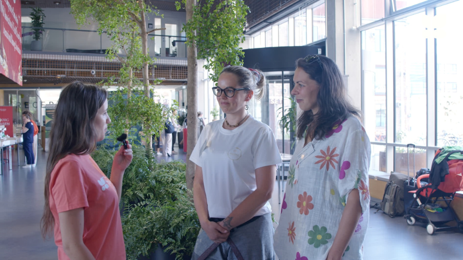 (VIDEO) Când atingerea devine armonie: Masajul la patru mâini cu suflet – povestea Evei și Viktoriei