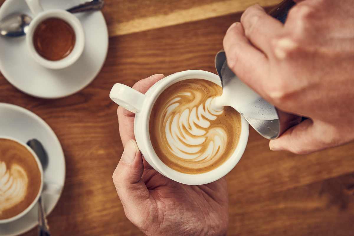 Cappuccino, flat white nebo americano: vyznáte se v kávových nápojích na bázi espressa?