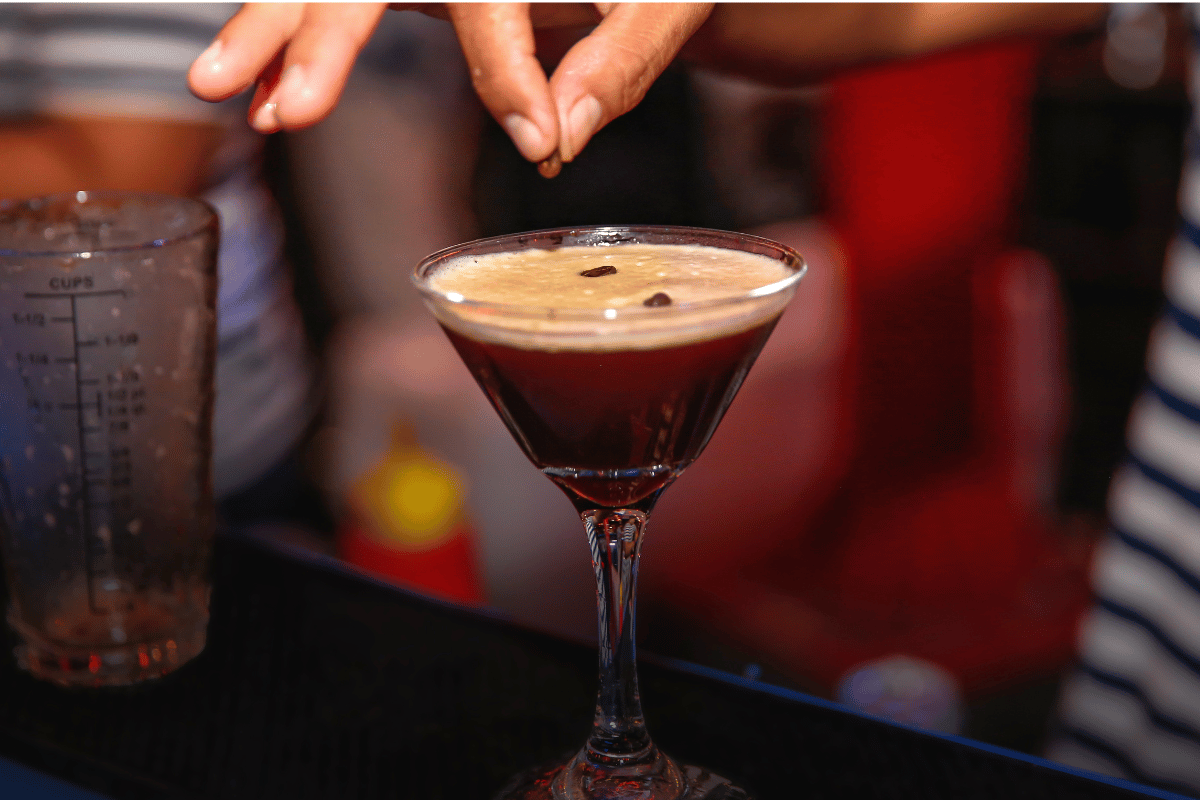 Espresso Martini: ikonický kávový drink zvládnete připravit i doma