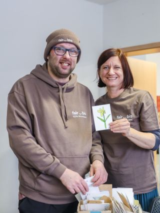 🎁 Ke každé objednávce vám přibalujeme malý dárek: obrázky od našich kolegů 🤎 Rozdávají radost hned dvakrát – vám při...