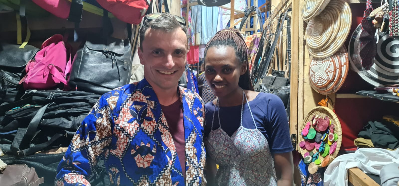 Igor a Odeth na trhu Kimironko v Kigali