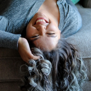 Zabarvit, nebo nezabarvit šediny?