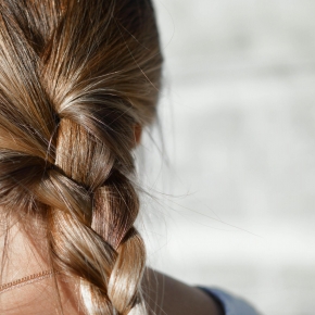 6 důvodů, proč mít v kabelce suchý šampon