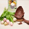 Fair trade bio velikonoční vajíčko z mléčné čokolády s lískovými oříšky a překvapením v dárkové krabičce