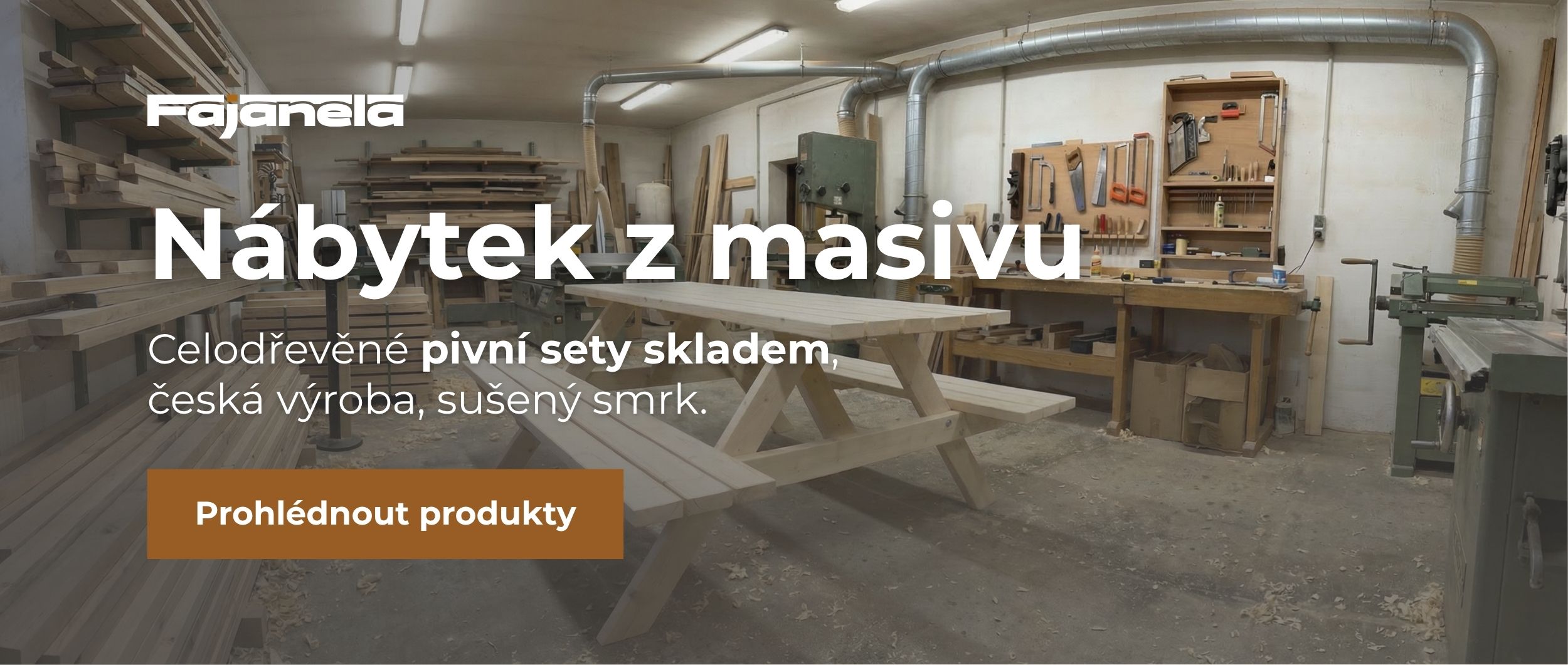 Hotový celodřevěný pivní set uprostřed truhlářské dílny – Nábytek z masivu Fajanela z kvalitního sušeného smrku.