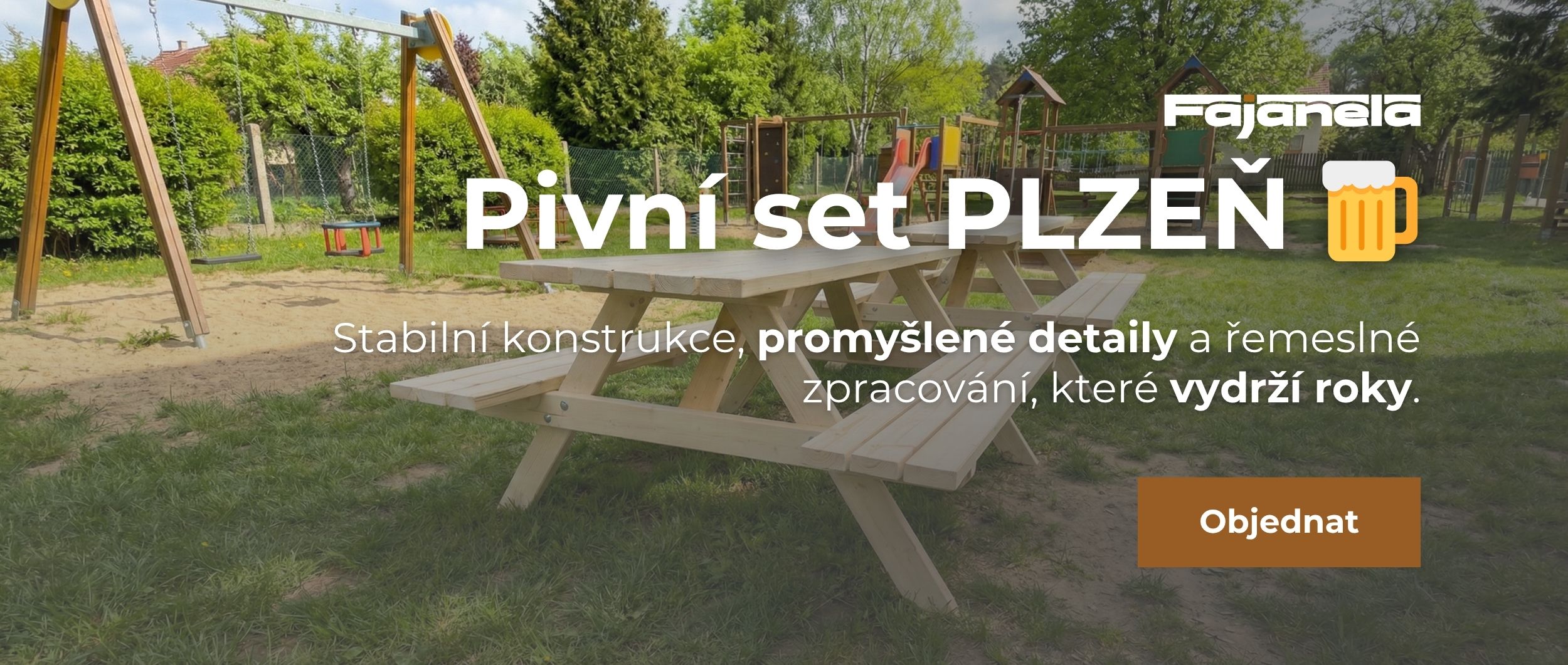 Dřevěný pivní set Plzeň umístěný venku na zahradě – Stabilní konstrukce a řemeslné zpracování značky Fajanela, které vydrží roky.