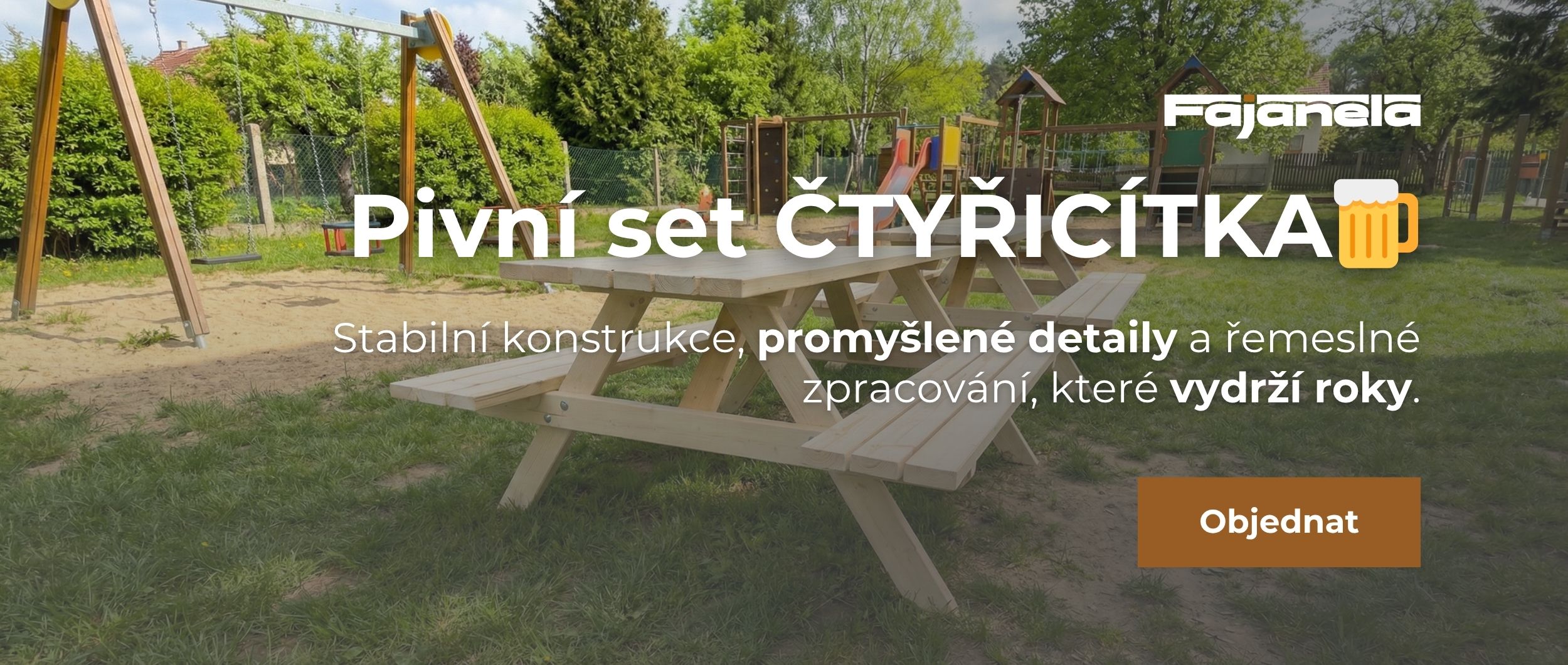 Dřevěný pivní set Plzeň umístěný venku na zahradě – Stabilní konstrukce a řemeslné zpracování značky Fajanela, které vydrží roky.