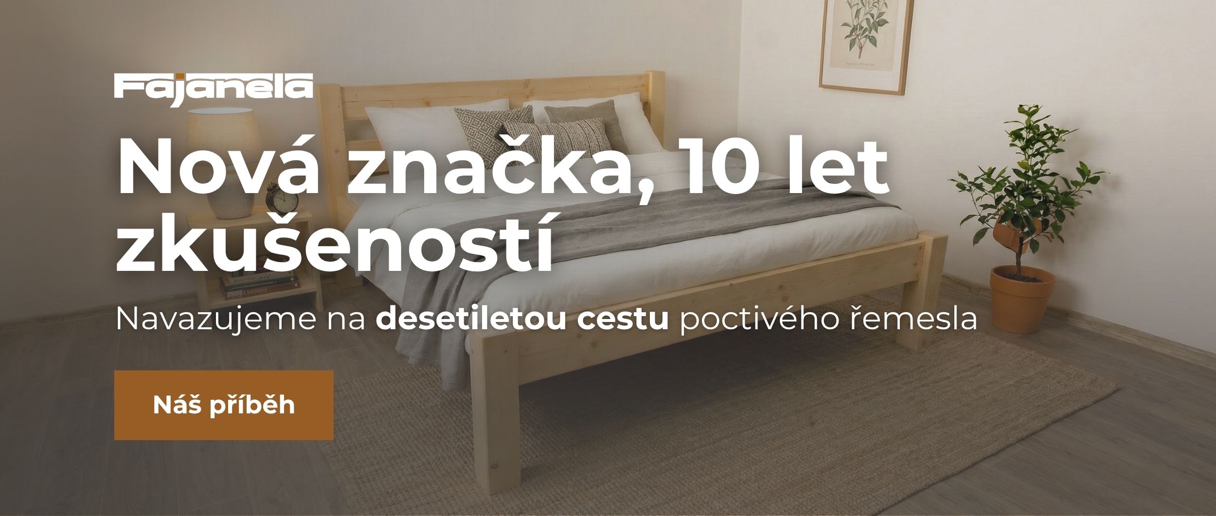 Světlá ložnice s dřevěnou postelí z masivu – Fajanela: Nová značka navazující na 10 let zkušeností a poctivého řemesla.