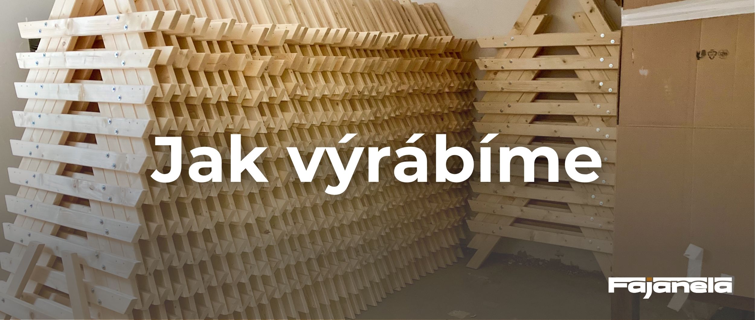 Naskládané dřevěné díly v truhlářské dílně – Podívejte se, jak vyrábíme produkty Fajanela.