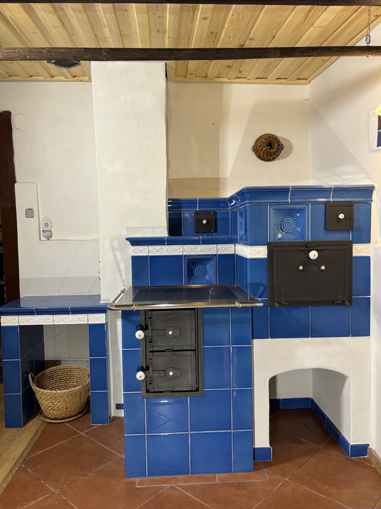 Kachľový sporák, modrá keramika