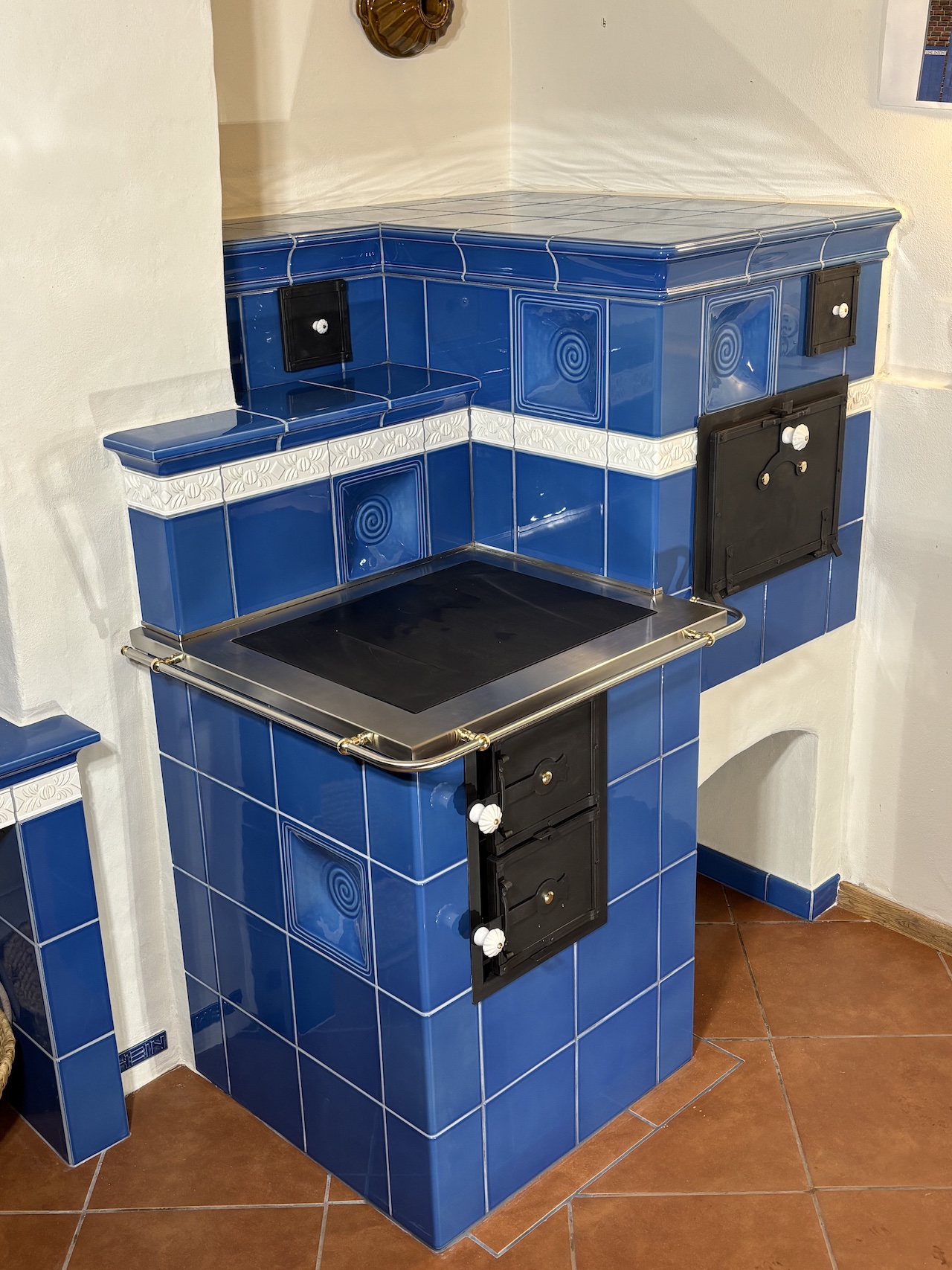 Kachľový sporák, modrá keramika