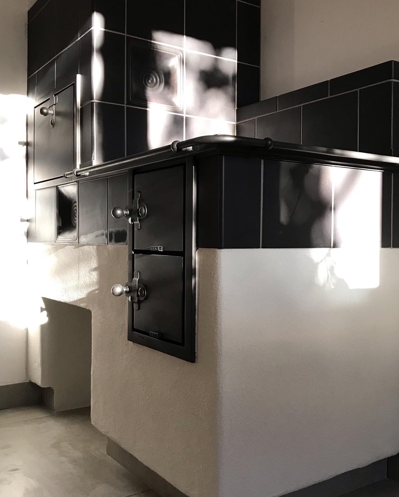 Kachľový sporák, čierna keramika