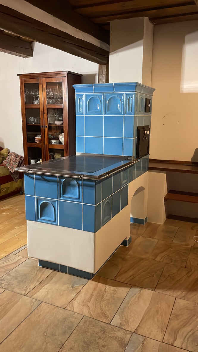 Kachľový sporák, modrá keramika