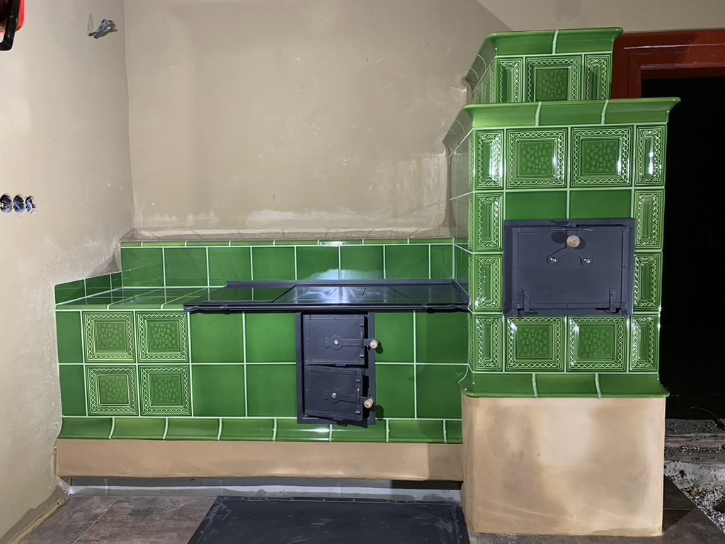 Kachľový sporák s kobkou, zelená keramika