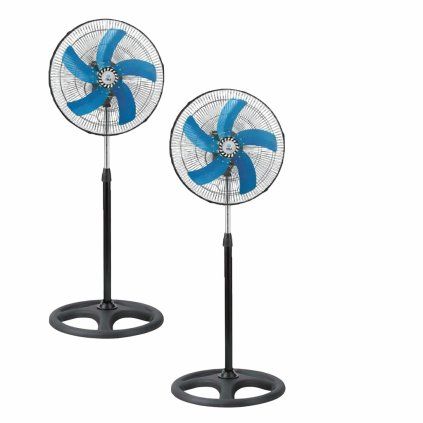 Dvě černé stojanové ventilátory