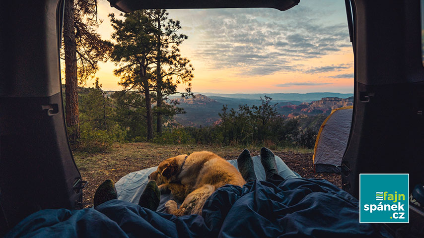 Vrchní vrstva na postel i jako matrace do auta. Poznejte výhody topperů a zjistěte, kdy se vám jejich nákup vyplatí