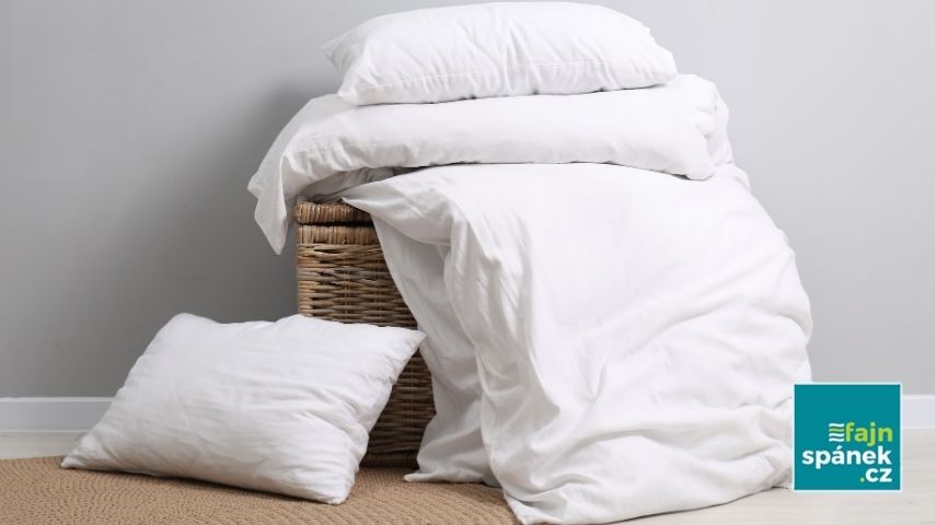 5 mýtů o péřových polštářích a přikrývkách, kterým byste už neměli věřit