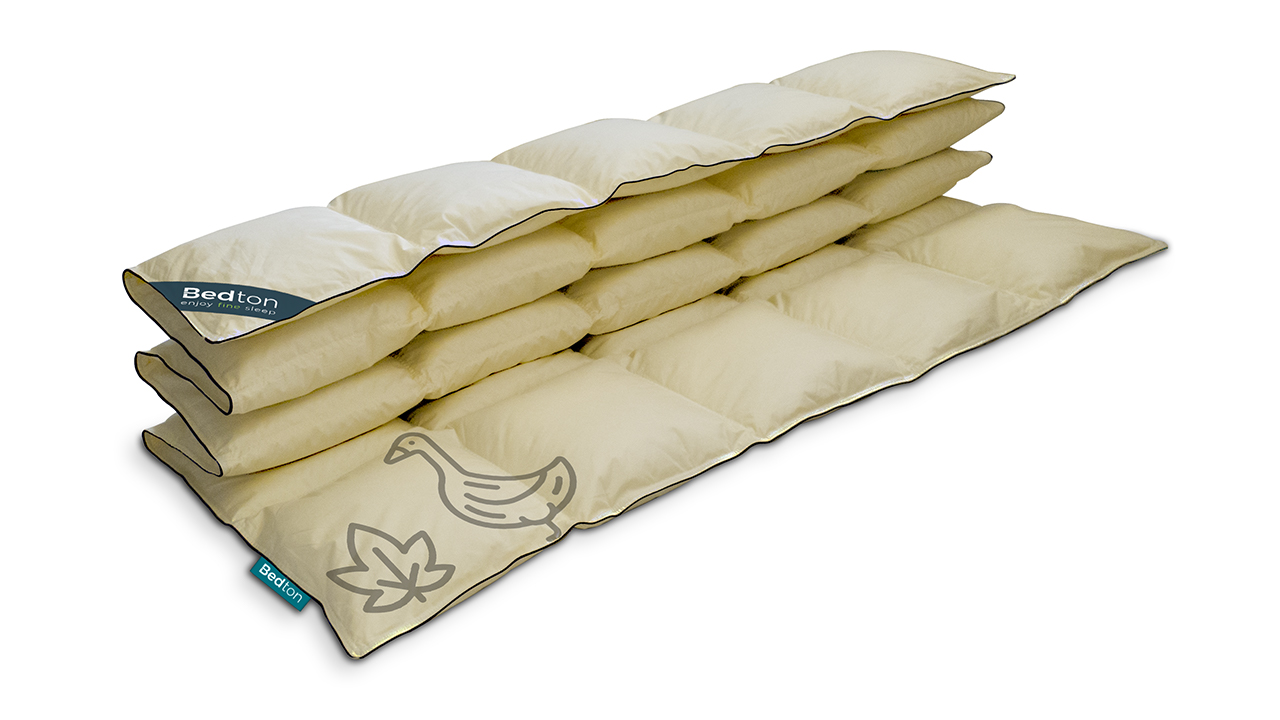 BEDTON A-DUR celoroční přikrývka z husího peří Rozměry: 200x200 cm Francouzská, Odstín sypkoviny: SLONOVÁ KOST, Odstín lemovky: SVĚTLE MODRÁ