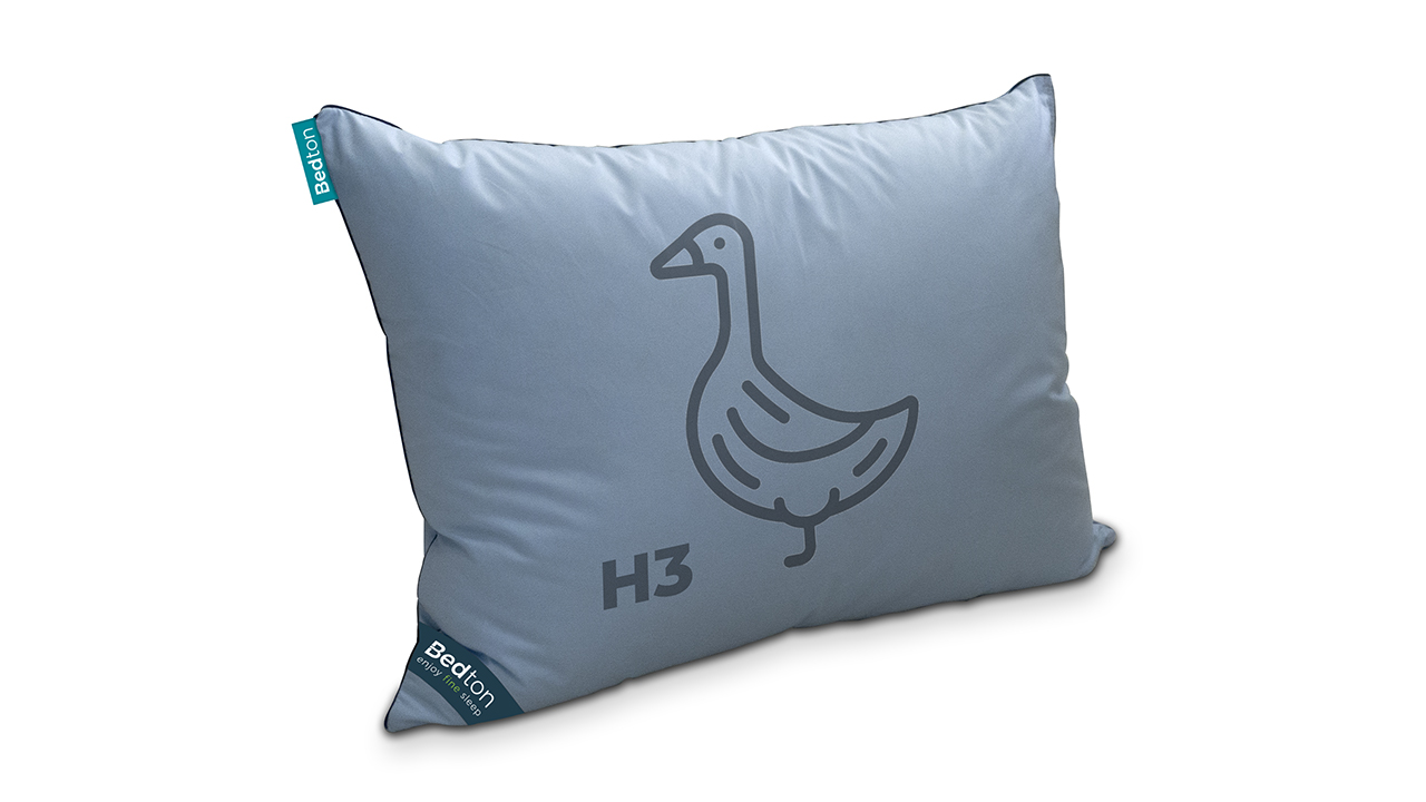 BEDTON C-DUR MEDIUM polštář z husího peří Rozměry: 40x60 cm, Odstín sypkoviny: BLANKYTNÉ MODRÁ, Odstín lemovky: TMAVĚ MODRÁ 60% prachové peří / 40% pírka
