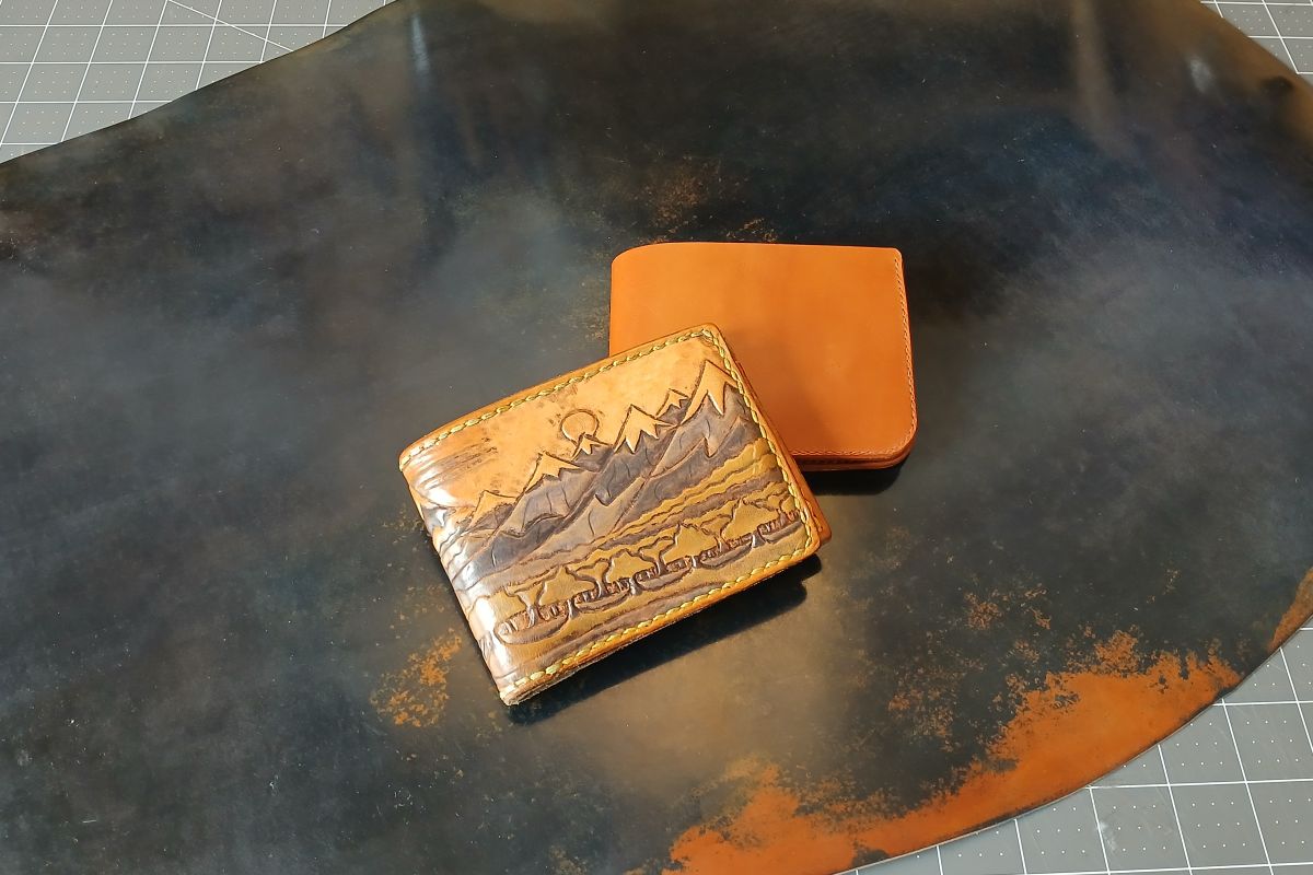 Srovnání jedné z prvních peněženek Faktor Leather a současného modelu.