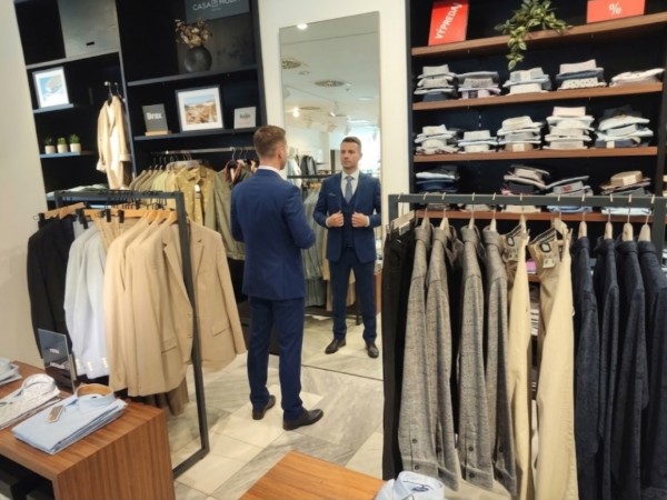 Zákazník pri skúšaní obleku v predajni FAMON men Poprad
