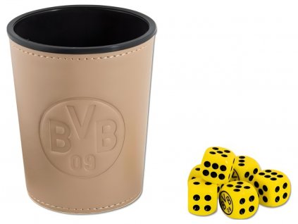 Hracie kocky Borussia Dortmund s kelímkom
