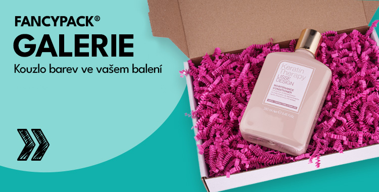 Růžová papírová výplň v poštovní krabici s růžovým produktem na modrém pozadí
