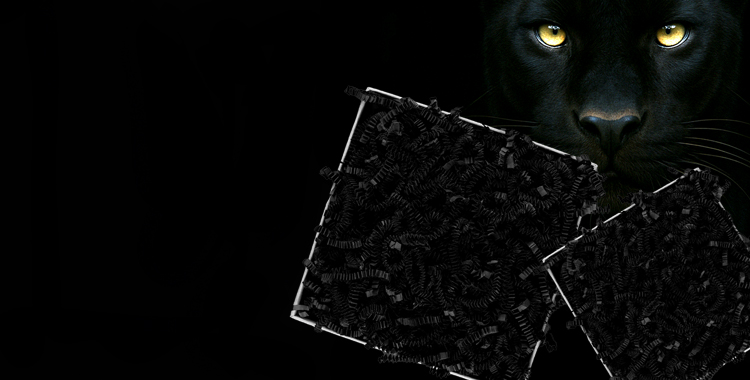 Žlutá papírová výplň v hnědé krabici na žlutém pozadí