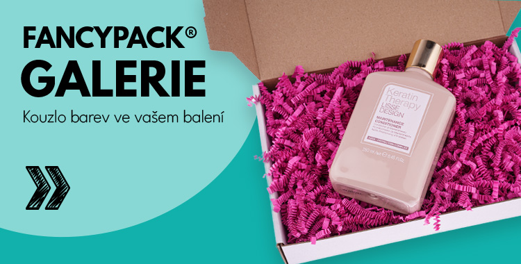 Růžová papírová výplň v poštovní krabici s růžovým produktem na modrém pozadí