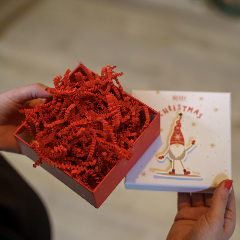 1_fancypack-papirova-barevna-vypln-krabice-cervena-vanoce