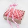 Dárkový košs růžovou papírovou výplní pro ženy