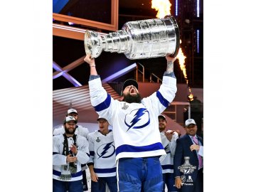 Fotografie Tampa Bay Lightning 2020 Stanley Cup Champions Zach Bogosian 8 x 10