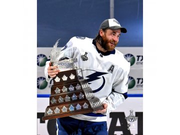 Fotografie Tampa Bay Lightning 2020 Stanley Cup Champions Victor Hedman 8 x 10