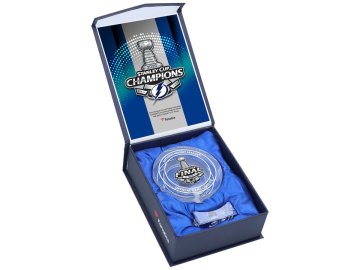 Skleněný puk Tampa Bay Lightning 2020 Stanley Cup Champions Crystal Hockey Puck - Filled with Ice From the 2020 Stanley Cup Final