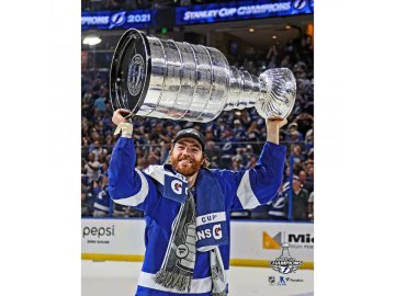 Fotografie Brayden Point Tampa Bay Lightning 2021 Stanley Cup Champions Raising Cup Photograph 8" x 10"