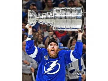 Fotografie David Savard Tampa Bay Lightning 2021 Stanley Cup Champions Raising Cup Photograph 8" x 10"