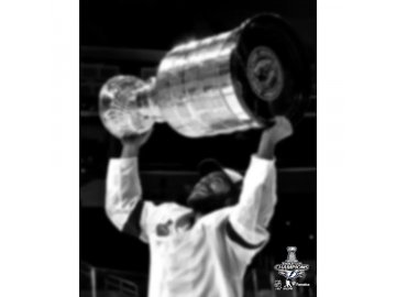 Fotografie Anthony Cirelli Tampa Bay Lightning 2021 Stanley Cup Champions Raising Cup Photograph 8" x 10"