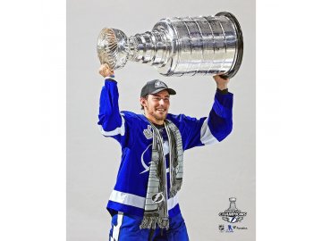 Fotografie Ross Colton Tampa Bay Lightning 2021 Stanley Cup Champions Raising Cup Photograph 8" x 10"
