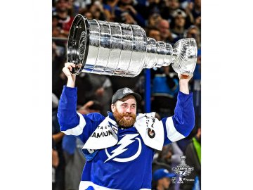 Fotografie Victor Hedman Tampa Bay Lightning 2021 Stanley Cup Champions Raising Cup Photograph 8" x 10"